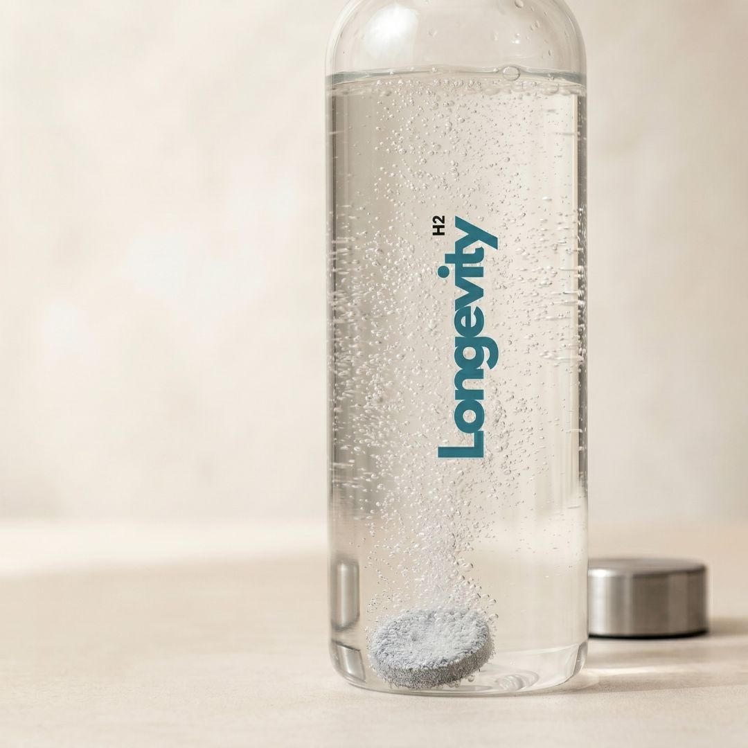 Molekularer Wasserstoff bildet feine H2-Bläschen beim vollständigen Auflösen der Tablette in der Longevity Trinkflasche – Schritt 2