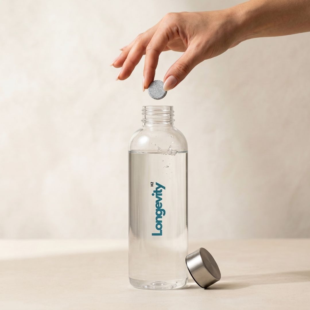 H2 Longevity Wasserstofftablette wird in eine Trinkflasche mit 300-500 ml stillem Wasser gegeben – Schritt 1 der Wasserstoffwasser Zubereitung