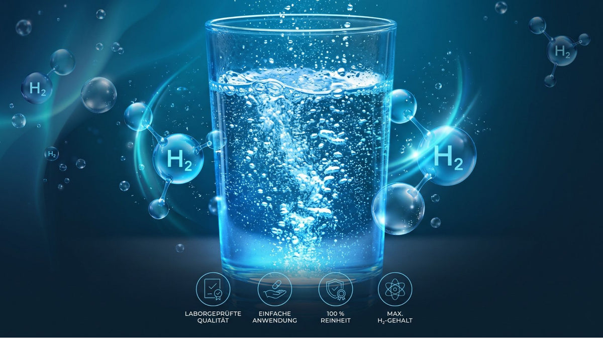 Großaufnahme eines sprudelnden Wasserglases mit gelöstem Wasserstoffwasser (H2) und sichtbaren Nanobubbles, darunter die Qualitätsmerkmale laborgeprüfte Qualität, einfache Anwendung, 100 % Reinheit und maximaler H2-Gehalt auf dunkelblauem, wissenschaftlichem Hintergrund von H2 Longevity